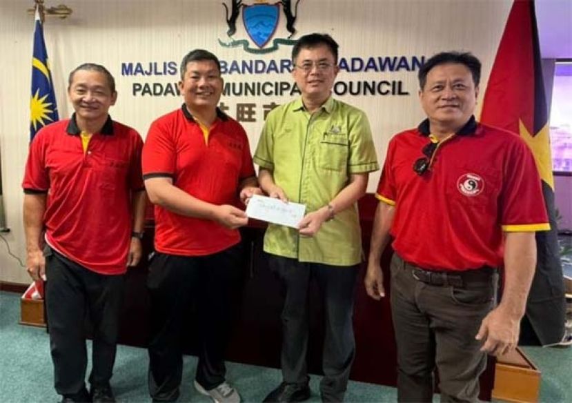 古晋东嶽观中秋晚宴筹委主席陈小文（左2）移交主宾邀请函予巴达旺市议会主席陈开。右是该观主席方文祥太平局绅；左为青年团团长陈国豪。