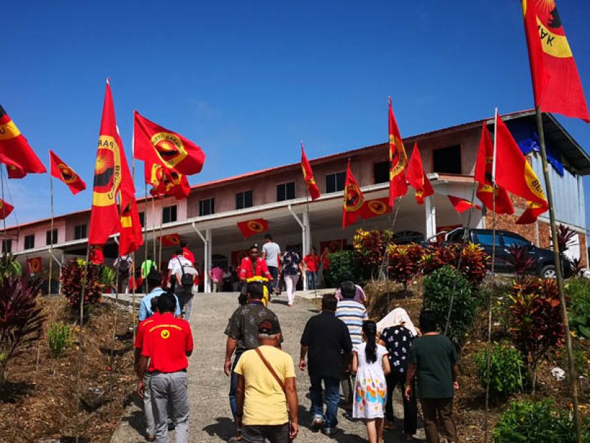 团结党旗帜在甘尼长屋飘扬。