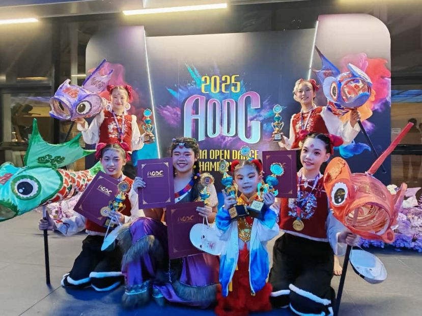 Mine Dance Studio 参赛师生于2025亚洲舞蹈公开赛赛后大合照。 