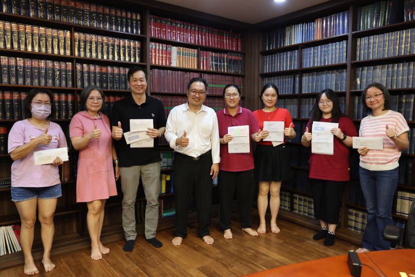 张健仁(左4)与喜获李氏基金会助学金的受惠学子及代领的家属合影。