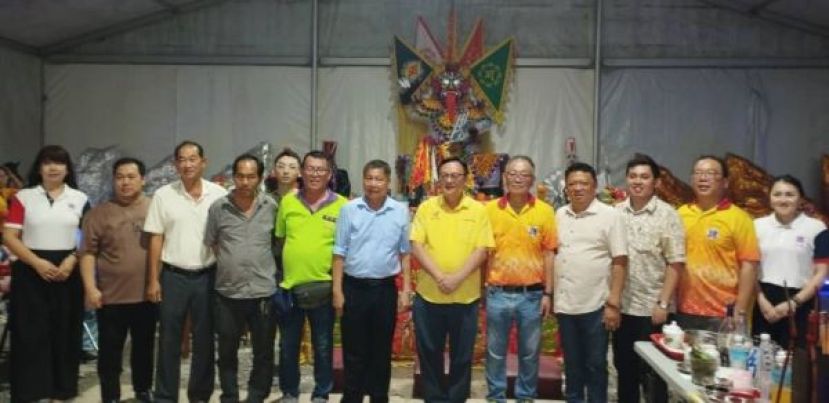 峇都吉当区立法议员拿督罗克强（右6起）与德教乙巳年石隆门济阴施阳法会筹委主席官锦镇、副主席温燕清，还有副主席陈瑞兴（右5）及砂德教联合会会长天猛公郭翼升（右4）等人合影。