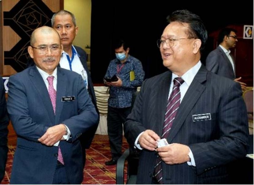 贸消部长拿督亚历山大（右）及农业部长罗南建迪交流。
