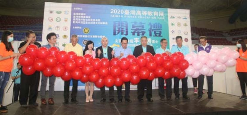 李景胜在美里留台同学会主席黄汉强(左1)、马留台同学校友会联合总会长拿督陈绍厚(左2)等人陪同下参观展览。右3是驻马台北经济文化办事处教育组组长张佳玲。