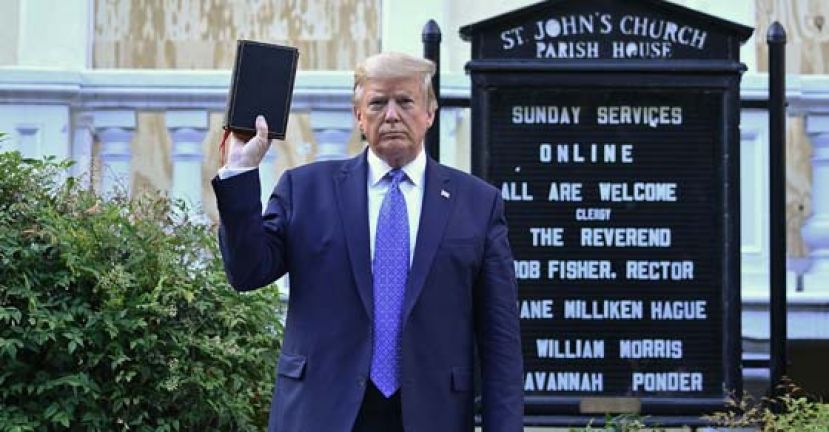 图为特朗普周一特别步行到圣约翰教堂，并手持圣经声称“世界上最伟大的国家，正在强势回归。”此举一样引发外界议论。