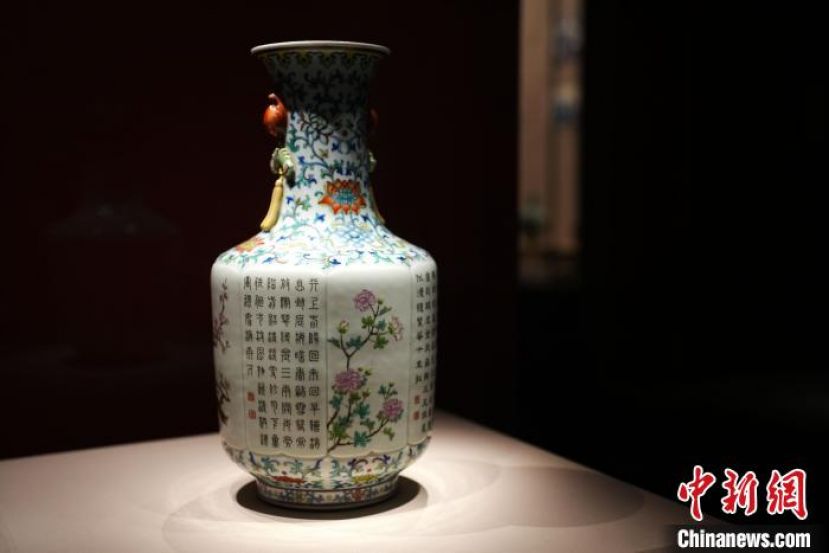 在江西省博物馆展出的&ldquo;粉彩开光乾隆御制诗花卉纹蝠耳瓶&rdquo;。