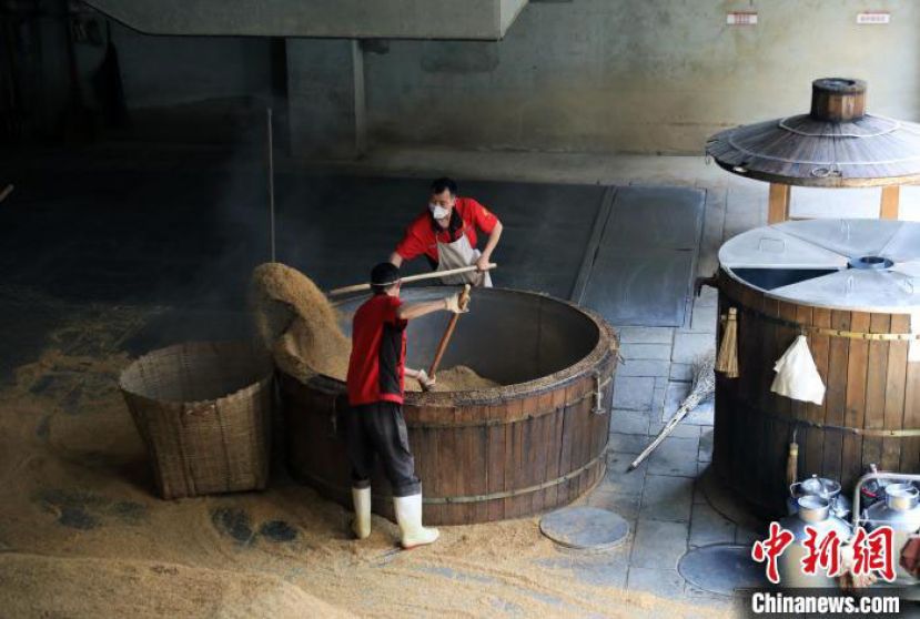 酿酒师傅正在进行&ldquo;蒸糠壳&rdquo;。