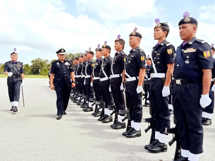 砂警察总监拿督艾迪检阅砂警方普通警察行动组。