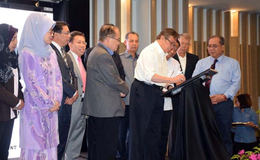 图①：砂首长阿邦佐哈里在团队陪同下，为“以砂民为本”小册子主持推展。