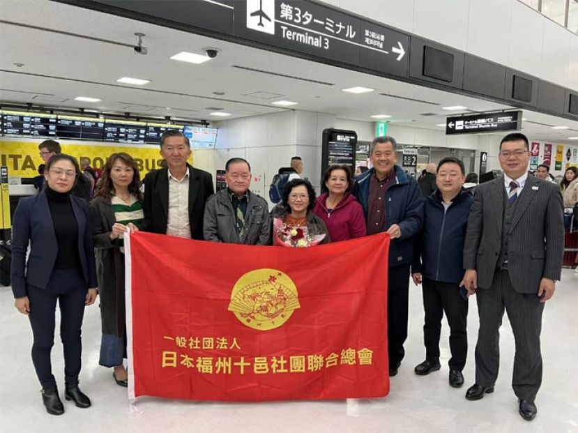 世福执行会长刘为强（左四）及夫人拿汀斯里黄赛芳（中）抵达日本东京时，获得日本福州十邑社团联合总会的迎接。左三为世福副会长夏福利及右三为世福副会长王立光。