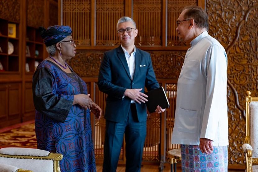 ●首相安华(右)与世贸总干事伊维拉(左)进行交流，中为东姑扎夫鲁。