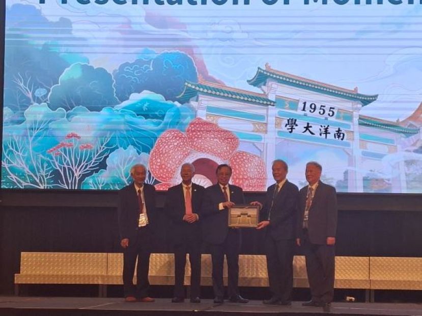 在砂拉越南大校友会会长林仲国（左一）、砂旅游、创业产业及表演艺术部副部长拿督陈超耀（左二）及第20届南洋大学全球校友联欢会工委会主席黄寿凑的陪同下，筹组兼大会主席拿督张泰卿（右二）赠送纪念品予主宾阿邦佐哈里时影。
