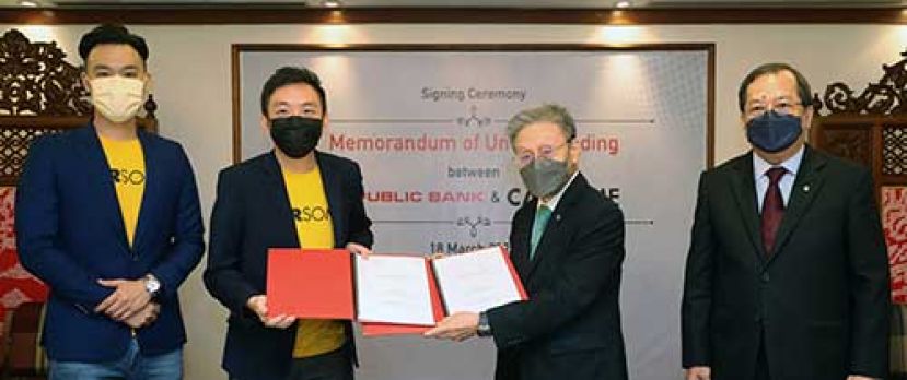 丹斯里拿督斯里郑亚历（右二）与郑继宗（左二）交换谅解备忘录，由拿督郑国谦（右）和 Aaron Kee （左）见证。