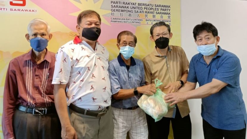 中医义诊来复诊的林永忠（左3）及方由传（左1）个别送面包早点及纪念品予来自台湾的许国模医师（右1）；左2是义诊筹委会主席陈中兴；右2为人联党峇都林当支部主席薛华东。