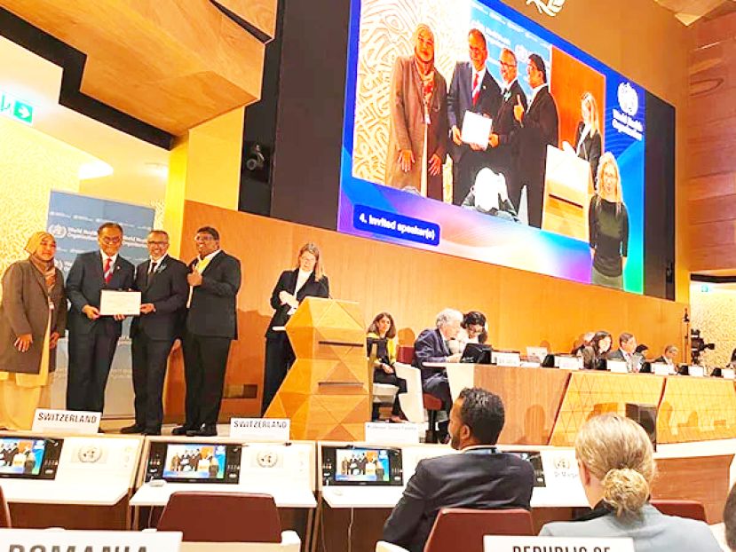 祖基菲里（左2起）从谭德塞手中接领奖项。左起为诺拉雅娜和慕拉里达兰。