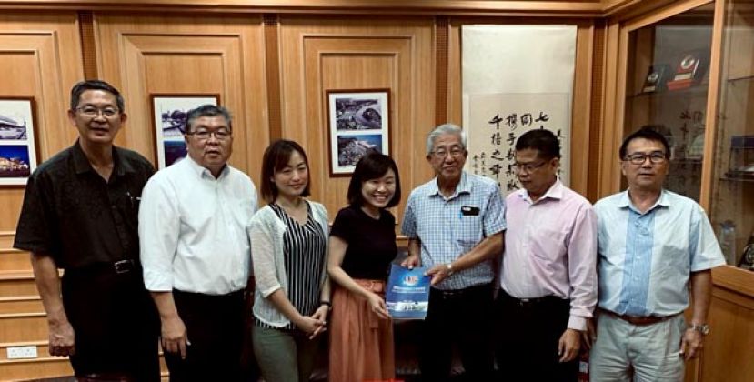 美里中总第一副理事长李春森(右三)赠送商会纪念品予新加坡旅游局马汶国际司经理陈莉蒂(左四)。左起；为财政沈顺展、秘书长卢耀喜、亚航代表格蕾丝蔡。（右二）是理事长李开运。