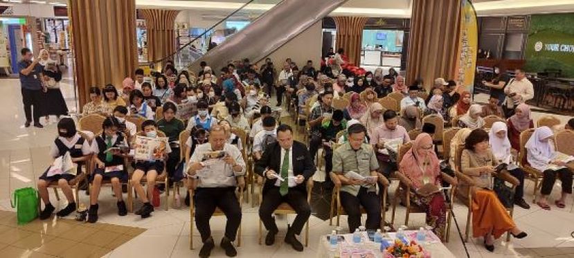 活动在进行时摄。