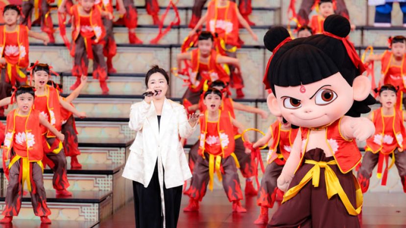 配音演员吕艳婷(左)与哪吒。