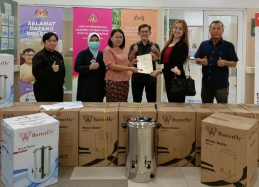 古晋砂医院代表美莉（左3）移交感谢函予古晋法域佛教团体代表田婷婷（右2）；右3为见证者薛华东。