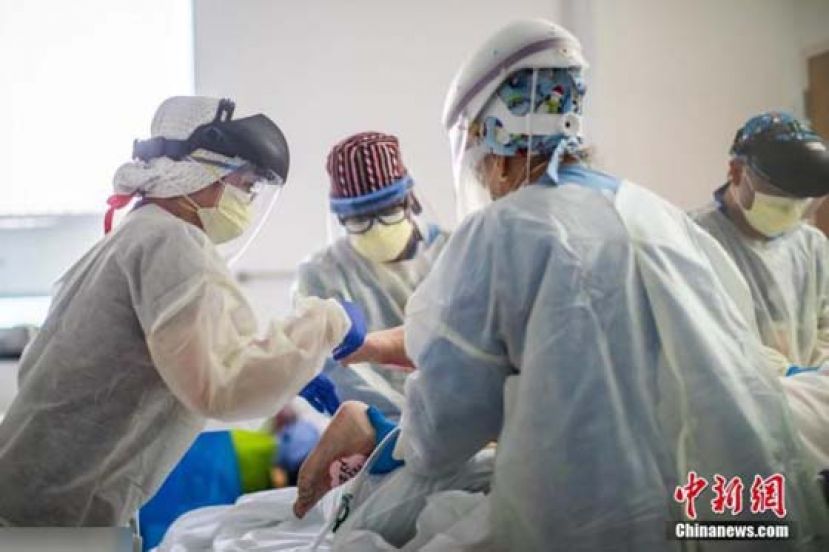 资料图：加州塔尔扎纳一家医疗中心的重症病房内医护人员正在为新冠肺炎患者进行治疗。