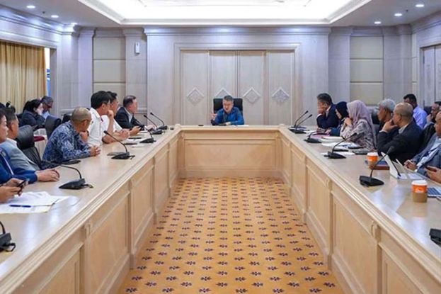 刘镇东（中）会见各部门与商会代表。