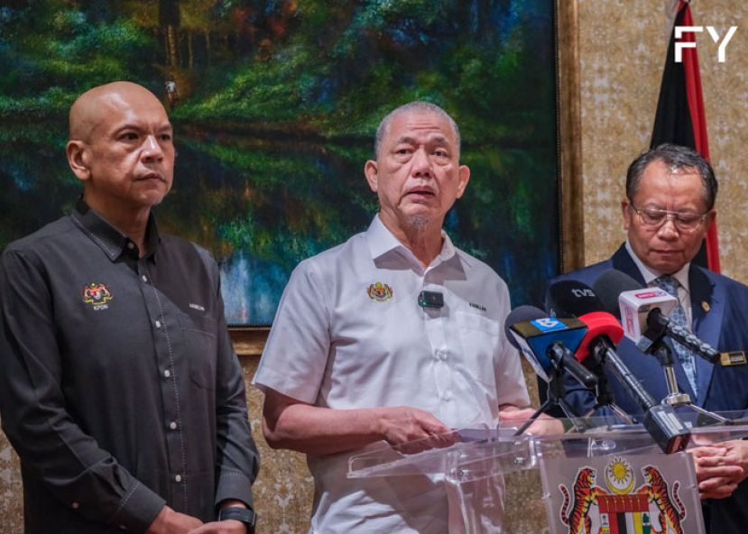 副首相法迪拉(中)在内贸部长阿米占(左)和砂秘书阿布巴卡马(右)陪同下，向媒体发表谈话。