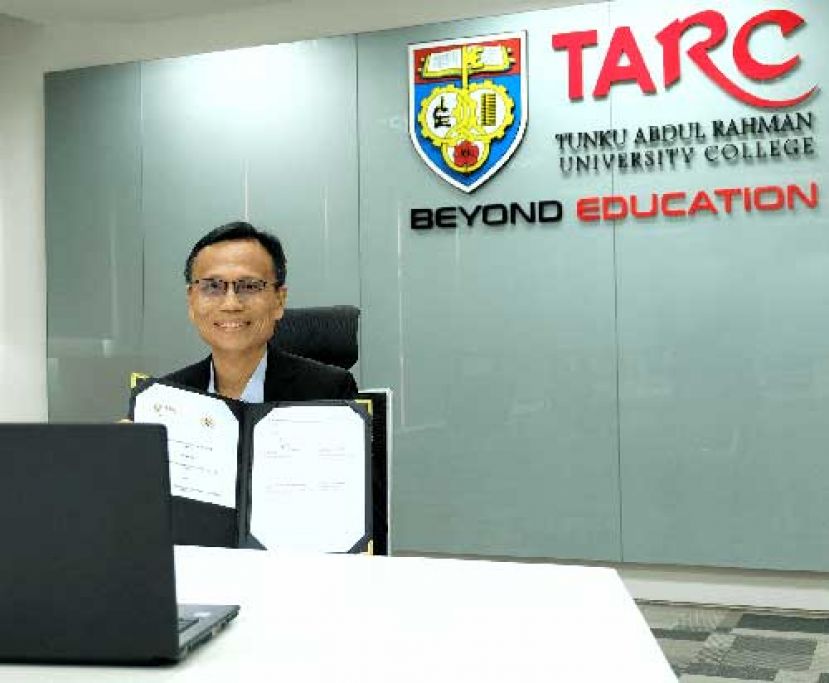 李仕伟代表拉大学院和MACS签署合作备忘录， 为学生开辟通往公司秘书专业认证的直通道。