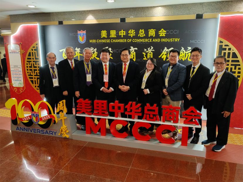 成邦江中华总商会会长拿督吴标生博士日前率理事（左起）陈家辉、薛伟德、甲必丹陈崇波、郑增涛(右起）及青商团执委黄健坤、刘力彰、黄嫊媜与砂拉越中华总商会会长江昌文（左四）合影。