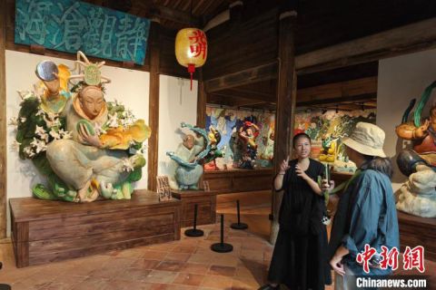 青年艺术家文那正在向参观者讲述&ldquo;藏海厝&rdquo;的故事。