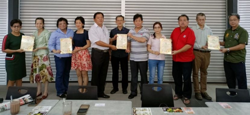 人联党峇都林当支部主席薛华东（中）见证该支部爱心义诊活动筹委赠送奖状予主持义诊的医师们；右起为甲必丹陈贻贤、李智疆医师、甲必丹陈庆耀、林淑惠医师、许国模医师；左起是筹委蔡秋花、义诊未克前来领奖状医师代表黄仕珍、筹委联合主席温燕薇市议员、许爱丽医师、筹委联合主席陈中兴。