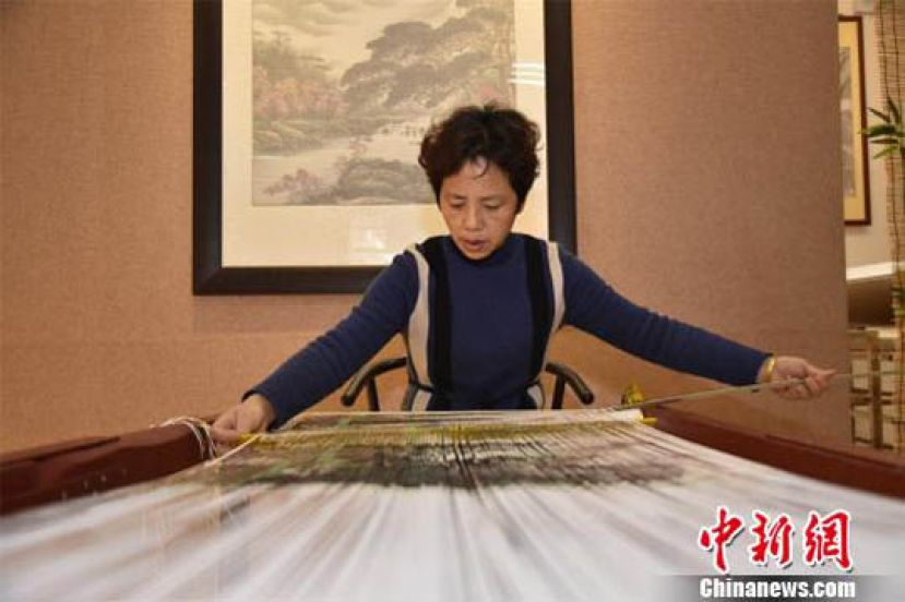 图示：&ldquo;守艺人&rdquo;方碧双传承纸织画30余年，绽放巾帼风采。　