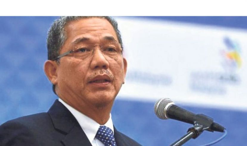 工程部长拿督斯里法迪拉尤索夫。