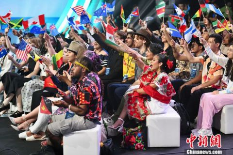 2025年8月24日，第二十四届&ldquo;汉语桥&rdquo;世界大学生中文比赛全球总决赛在福建平潭举行。图为参赛选手为参加最后总决赛的选手加油。