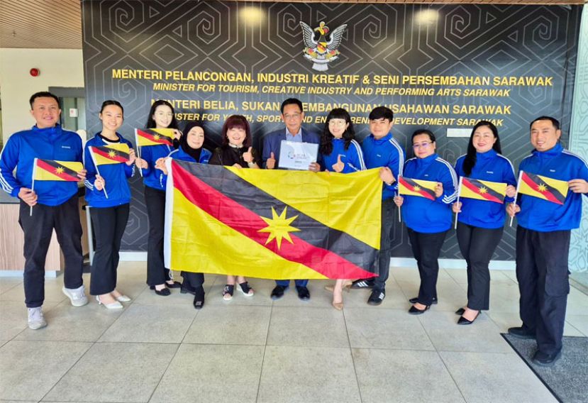 砂旅游、创意产业及表演艺术部暨砂青年、体育及企业家发展部部长拿督斯里阿都卡林(左六)移交州旗予田美丽舞蹈学院院长田美丽领队(左五)以及砂拉越艺术理事会董事会田小芳艺术总监(右五)。