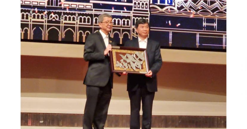马来西亚福建社团联合会总会长丹斯里林福山（左）代表福联会移交锡制纪念品给福建省委书记兼省人大常委会主任周祖翼（右）。