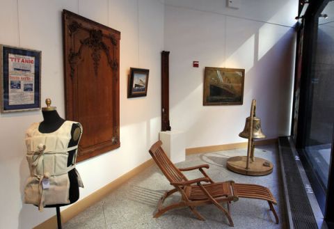 2012年4月，铁达尼号多项物件在纽约邦瀚斯拍卖行拍卖，包括一件救生衣、一把甲板椅和一个青铜船钟。