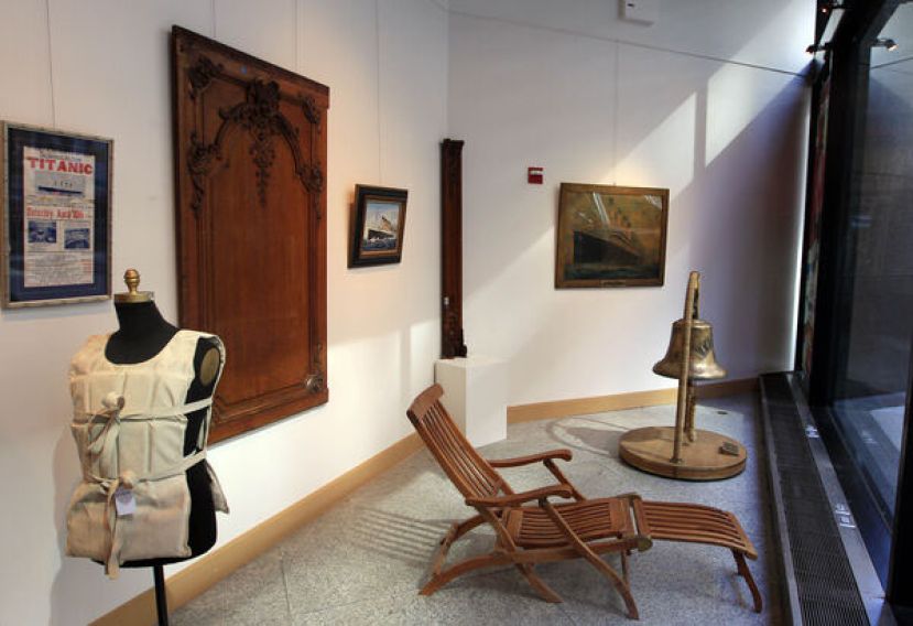 2012年4月，铁达尼号多项物件在纽约邦瀚斯拍卖行拍卖，包括一件救生衣、一把甲板椅和一个青铜船钟。