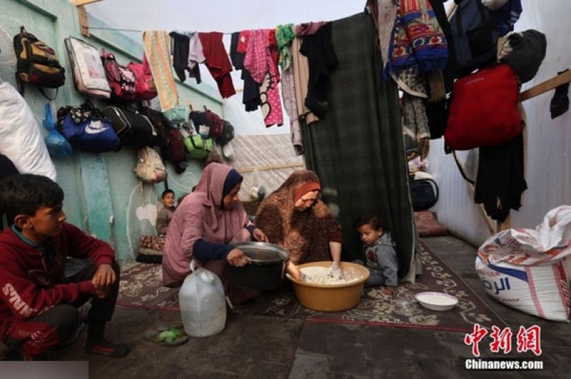 当地时间2023年12月27日，流离失所的巴勒斯坦人在加沙地带的一个帐篷内居住。