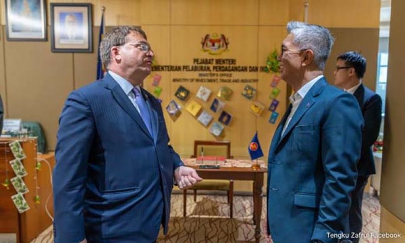 ●贸工部长东姑扎夫鲁(右)会见美国驻马大使柯佳年。