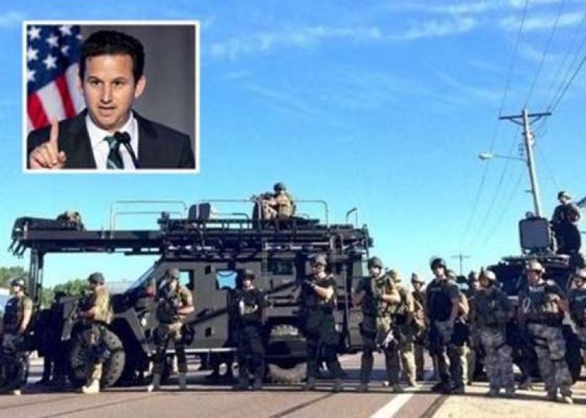 沙茨（小图）推动修例禁止地方执法部门取得军用武器。