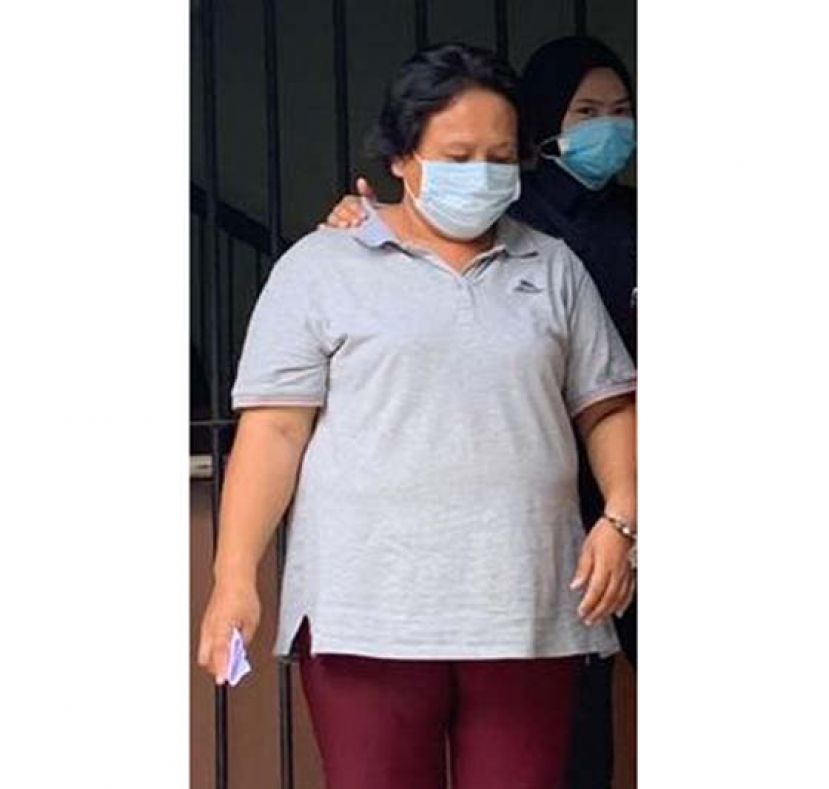 违反行管令和阻差办公的女小贩被带上法庭面控，