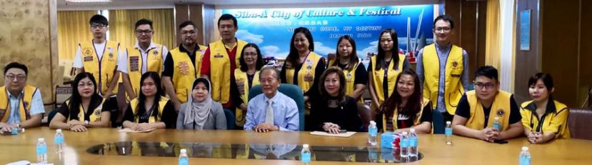 诗巫市议会主席拿督张泰卿（前排）与联办单位在诗巫2019地球熄灯一小时活动新闻发布会上。   