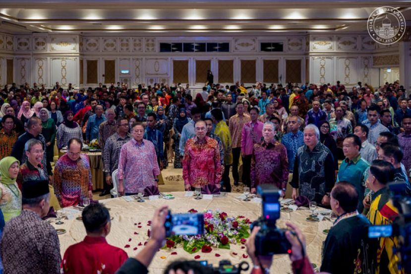 首相安华在古晋出席与砂拉越领袖晚宴。