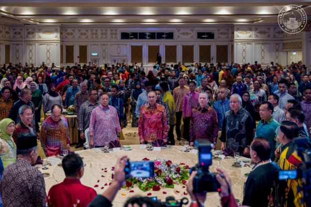 首相安华在古晋出席与砂拉越领袖晚宴。