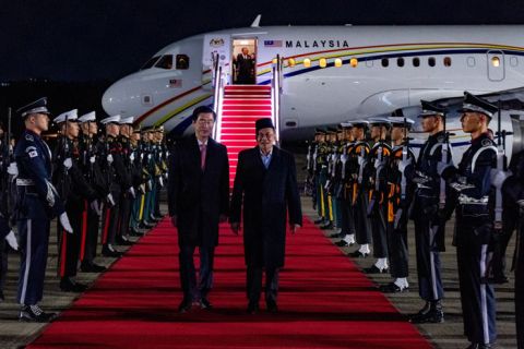 首相安华抵达首尔空军基地，受到热烈迎接。