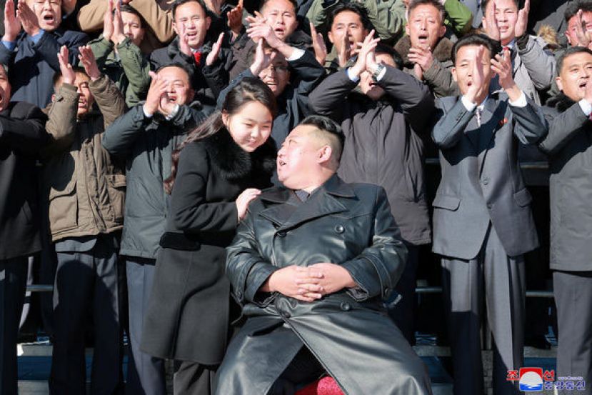朝鲜惊传多达200公斤的国有黄金被劫。图为金正恩带著二女儿金主爱在&ldquo;火星-17型&rdquo;飞弹发射车前亮相，与军方拍摄纪念合照。