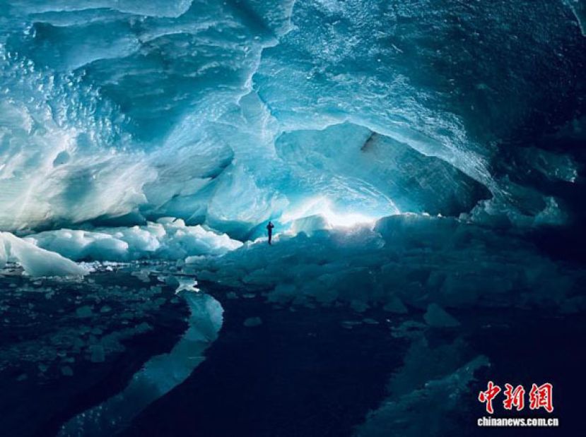 本项研究于2025年10月拍摄的一处冰川前缘冰洞内影像。