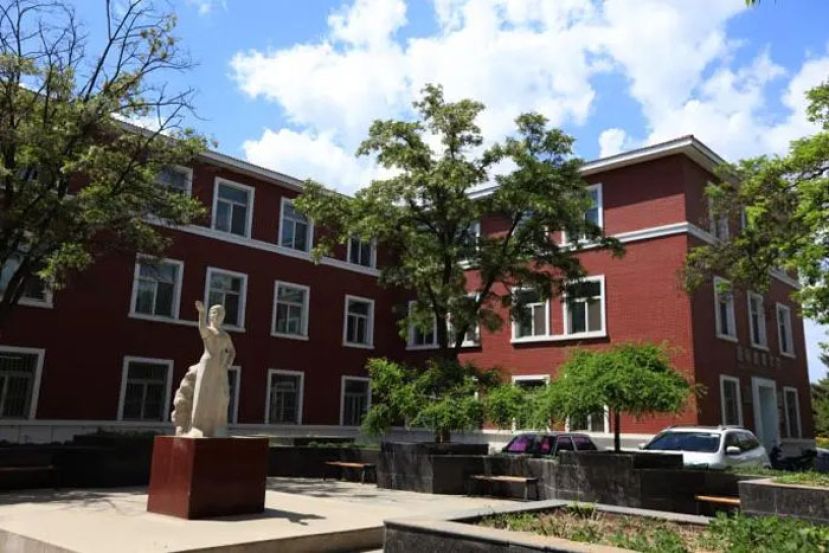 “拐角楼”，始建于1959年，宁夏大学校本部现存唯一一座建校时期的老建筑，又称“曾宪梓楼”。