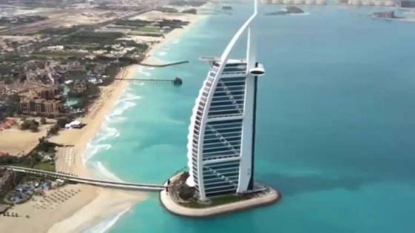 阿联酋明年起将实施每周工作4天半。图为位于杜拜的帆船酒店。