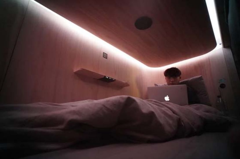 住客可以透过手机控制睡眠舱的灯光强度和颜色。