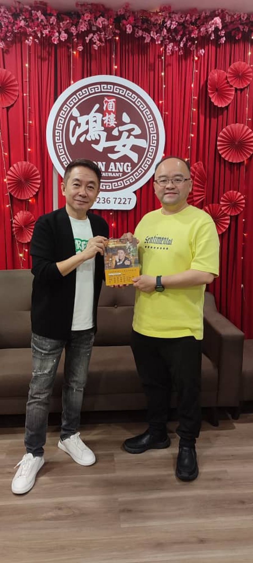 《莫莫有言》作者小莫(左)赠书予拿督刘思乐。